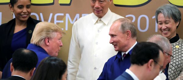 Predsednik SAD i Rusije Donald Tramp i Vladimir Putin rukuju se na ceremoniji fotografisanja lidera samita APEK-a u Vijetnamu - Sputnik Srbija