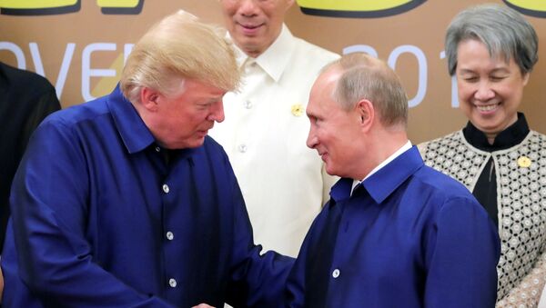 Predsednik SAD i Rusije Donald Tramp i Vladimir Putin rukuju se na ceremoniji fotografisanja lidera samita APEK-a u Vijetnamu - Sputnik Srbija