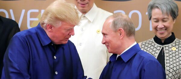Predsednik SAD i Rusije Donald Tramp i Vladimir Putin rukuju se na ceremoniji fotografisanja lidera samita APEK-a u Vijetnamu Predsednik SAD i Rusije Donald Tramp i Vladimir Putin rukuju se na ceremoniji fotografisanja lidera samita APEK-a u Vijetnamu - Sputnik Srbija