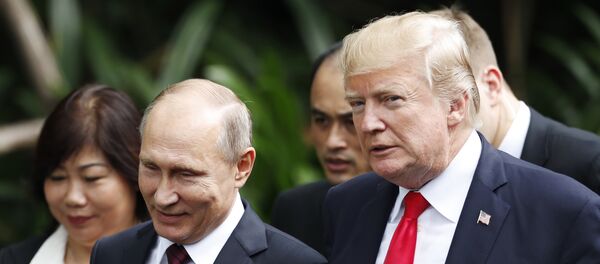 Председници Русије и САД Владимир Путин и Доналд Трамп разговарају на церемонији фотографисања на самиту АПЕК-а у Вијетнаму - Sputnik Србија