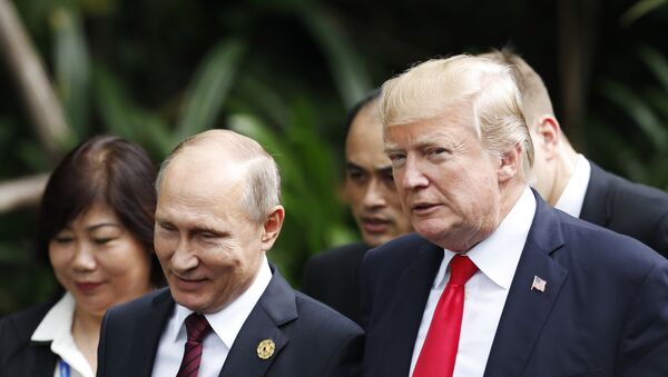 Predsednici Rusije i SAD Vladimir Putin i Donald Tramp razgovaraju na ceremoniji fotografisanja na samitu APEK-a u Vijetnamu - Sputnik Srbija