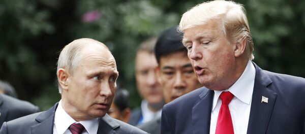 Председнци Русије и САД Владимир Путин и Доналд Трамп разговарају на церемонији фотографисања на самиту АПЕК-а у Вијетнаму Председнци Русије и САД Владимир Путин и Доналд Трамп разговарају на церемонији фотографисања на самиту АПЕК-а у Вијетнаму - Sputnik Србија