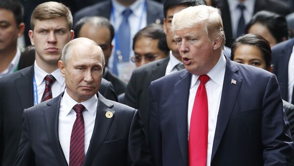 Predsednci Rusije i SAD Vladimir Putin i Donald Tramp razgovaraju na ceremoniji fotografisanja na samitu APEK-a u Vijetnamu - Sputnik Srbija