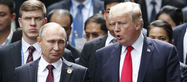 Председнци Русије и САД Владимир Путин и Доналд Трамп разговарају на церемонији фотографисања на самиту АПЕК-а у Вијетнаму - Sputnik Србија