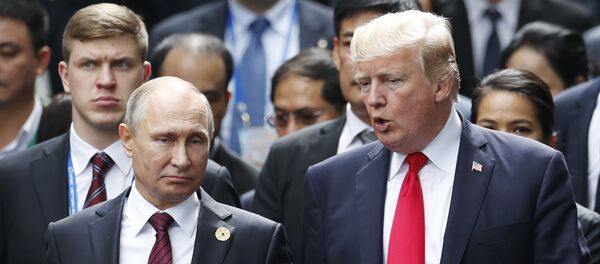 Predsednci Rusije i SAD Vladimir Putin i Donald Tramp razgovaraju na ceremoniji fotografisanja na samitu APEK-a u Vijetnamu - Sputnik Srbija