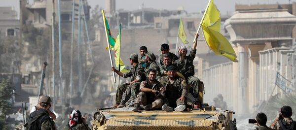 Borci Sirijkih demokratskih snaga na oklopnom vozilu nakon oslobađanja Rake od terorista DAEŠ-a - Sputnik Srbija