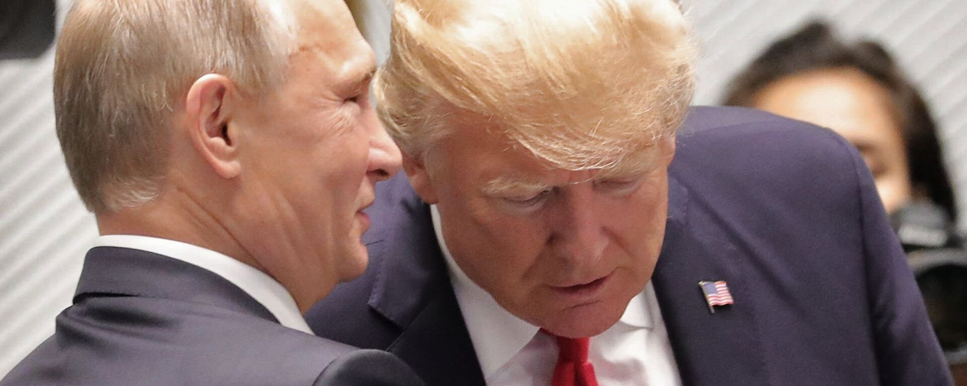Председнци Русије и САД, Владимир Путин и Доналд Трамп, на самиту АПЕК-а у Вијетнаму - Sputnik Србија, 1920, 29.09.2021