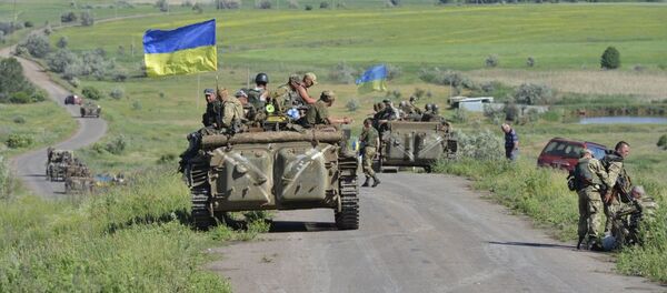 Украјински војници у оклопним возилима на путу у Доњецкој области - Sputnik Србија