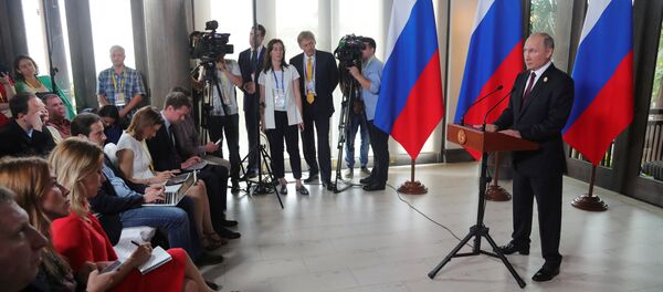Председник Русије Владимир Путин обраћа се новинарима након самита АПЕК-а у Вијетнаму Председник Русије Владимир Путин обраћа се новинарима након самита АПЕК-а у Вијетнаму - Sputnik Србија