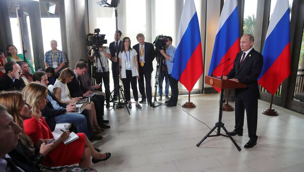 Predsednik Rusije Vladimir Putin obraća se novinarima nakon samita APEK-a u Vijetnamu - Sputnik Srbija