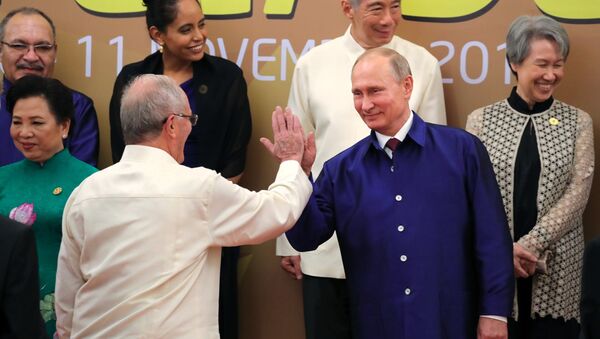 Predsednici Perua i Rusije, Pedro Pablo Kučinski i Vladimir Putin pozdravljaju se na samitu APEK-a - Sputnik Srbija