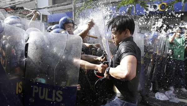 Sukob demonstranata i policije na protestu protiv Trampa u Manili - Sputnik Srbija