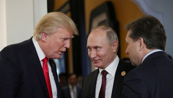 Predsednici SAD i Rusije Donald Tramp i Vladimir Putin razgovaraju na marginama samita APEK-a u Vijetnamu - Sputnik Srbija