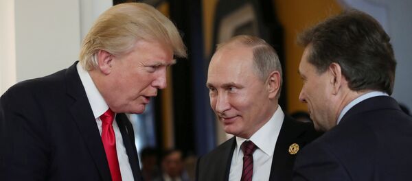 Predsednici SAD i Rusije Donald Tramp i Vladimir Putin razgovaraju na marginama samita APEK-a u Vijetnamu - Sputnik Srbija