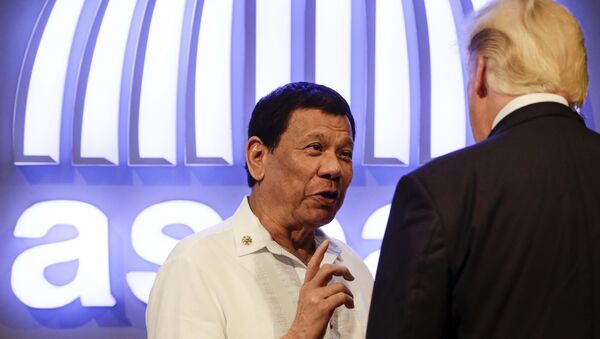 Predsednici Filipina i SAD Rodrigo Duterte i Donald Tramp razgovaraju na ceremoniji otvaranja 31. samita ASEAN na Filipinima - Sputnik Srbija