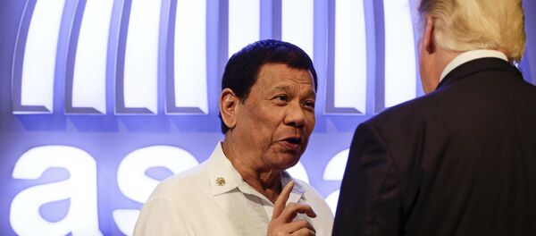Predsednici Filipina i SAD Rodrigo Duterte i Donald Tramp razgovaraju na ceremoniji otvaranja 31. samita ASEAN na Filipinima - Sputnik Srbija