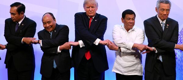 Трамп у непријатном покушају групног руковања Трамп у непријатном покушају групног руковања - Sputnik Србија