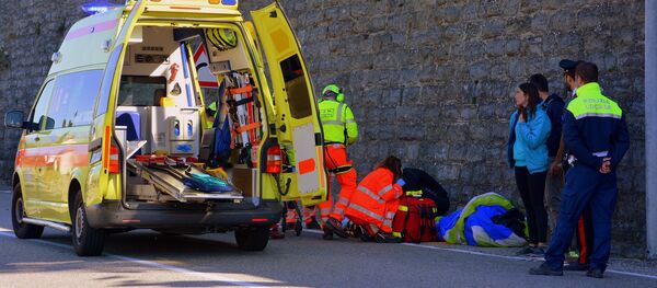 Возило хитне помоћи пружа прву помоћ повређенима на путу - Sputnik Србија