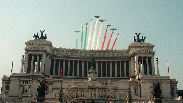 Italijanski avioni preleću preko trga Vitoria Emanuele II U Rimu. - Sputnik Srbija