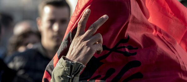 Албанац са заставом албаније - Sputnik Србија