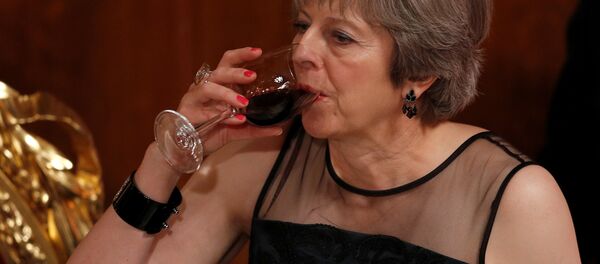 Britain's Prime Minister Theresa May drinks a toast at the Lord Mayor's Banquet at the Guildhall, in London, Britain Britain's Prime Minister Theresa May drinks a toast at the Lord Mayor's Banquet at the Guildhall, in London, Britain - Sputnik Srbija