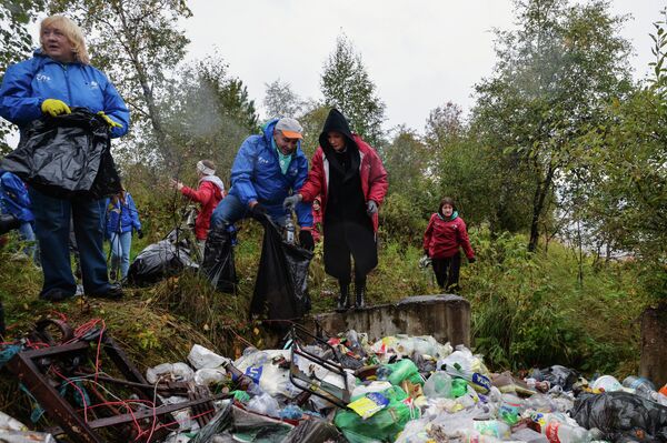 Volonteri čiste smeće na obalama Bajkala za vreme sveruskog volonterskog ekološkog maratona Volonteri čiste smeće na obalama Bajkala za vreme sveruskog volonterskog ekološkog maratona - Sputnik Srbija