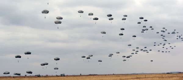 Desant srpskih i NATO padobranaca na zajedničkoj vojnoj vežbi. Desant srpskih i NATO padobranaca na zajedničkoj vojnoj vežbi. - Sputnik Srbija