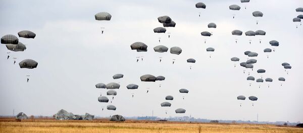 Десант српских и НАТО падобранаца на заједничкој војној вежби. Десант српских и НАТО падобранаца на заједничкој војној вежби. - Sputnik Србија