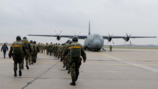 Српски и амерички војници пред улазак у авион. - Sputnik Србија