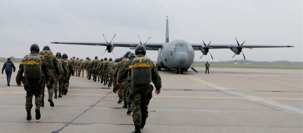 Srpski i američki vojnici pred ulazak u avion. - Sputnik Srbija