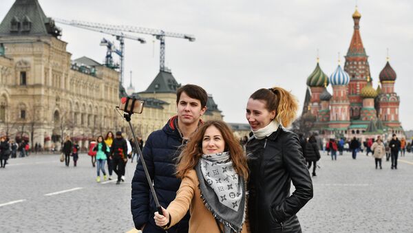 Turisti se fotografišu na Crvenom trgu u Moskvi - Sputnik Srbija