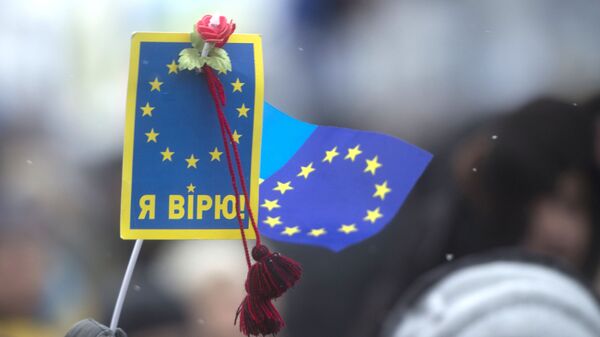 Присталице европских интеграција у Украјини са транспарентом Ја верујем и заставом ЕУ на Тргу независности у Кијеву - Sputnik Србија