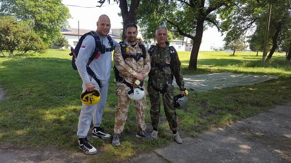 Љубав према летењу и слободном паду у „Архистратигу“ окупља више генерација падобранаца. - Sputnik Србија