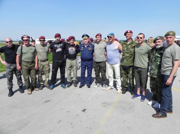 „Архистратиг“ је поносан што је пуноправни члан Међународног савеза падобранаца Русије. Гости из братске земље важни су гости „Балканског скока пријатељства“, који се одржава сваке године у мају. - Sputnik Србија