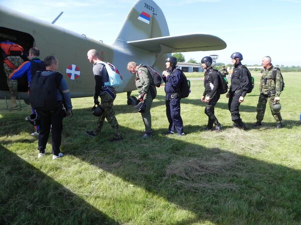 Падобранство је скуп спорт, у клубу се надају да ће им помоћи они који схватају ову чињеницу, али не новцем, већ добром вољом да се одржи дух чувене 63. Падобранске бригаде. - Sputnik Србија