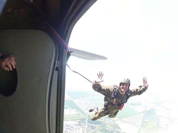 Живимо са чињеницом да је могућа повреда или чак смртни исход скока, али падобранство толико испуњава човека да не желите да престанете да скачете, кажу у „Архистратигу“. - Sputnik Србија