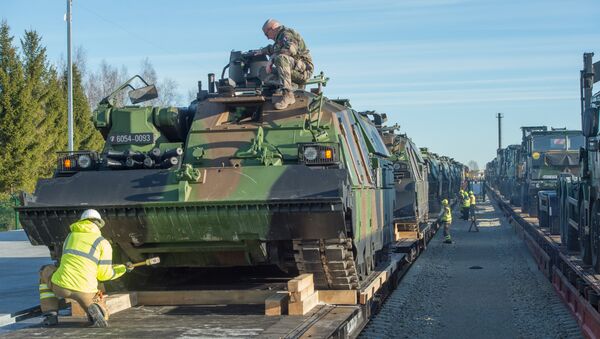 Istovaranje francuskih tenkova i vozila u sastavu NATO-a u vojnoj bazi Tapa - Sputnik Srbija