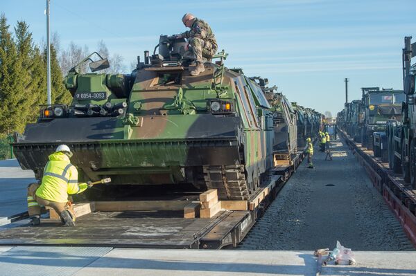 Истоварање француских тенкова и возила у саставу НАТО-а у војној бази Тапа - Sputnik Србија