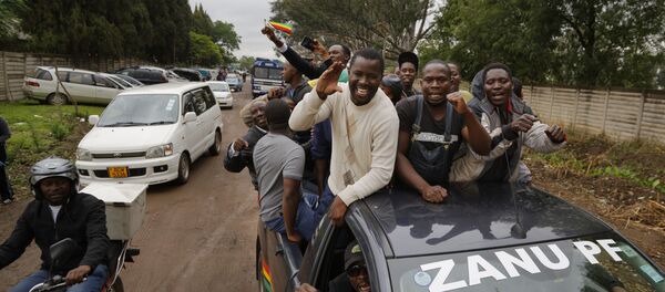 Hiljade Zimbabveanaca preplavilo je danas ulice Hararea, mašući nacionalnim zastavama uz pesmu i ples, ushićeno očekujući pad predsednika Roberta Mugabea. - Sputnik Srbija