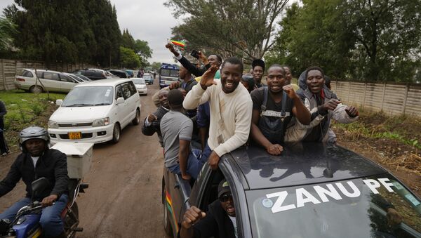 Хиљаде Зимбабвеанаца преплавило је данас улице Харареа, машући националним заставама уз песму и плес, усхићено очекујући пад председника Роберта Мугабеа. - Sputnik Србија