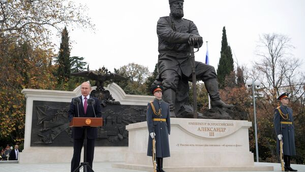 Predsednik Rusije Vladimir Putin na otkrivanju spomenika imperatoru Aleksandru Trećem na Jalti - Sputnik Srbija
