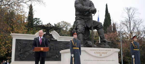 Predsednik Rusije Vladimir Putin na otkrivanju spomenika imperatoru Aleksandru Trećem na Jalti - Sputnik Srbija