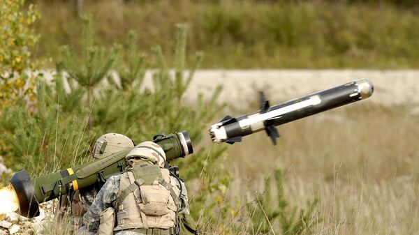 Američki vojnici pucaju iz prenosnog protivtenkovskog raketnog sistema FGM-148 Džavelin - Sputnik Srbija
