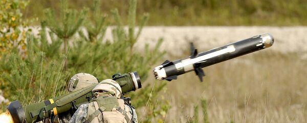 Američki vojnici pucaju iz prenosnog protivtenkovskog raketnog sistema FGM-148 Džavelin Američki vojnici pucaju iz prenosnog protivtenkovskog raketnog sistema FGM-148 Džavelin - Sputnik Srbija