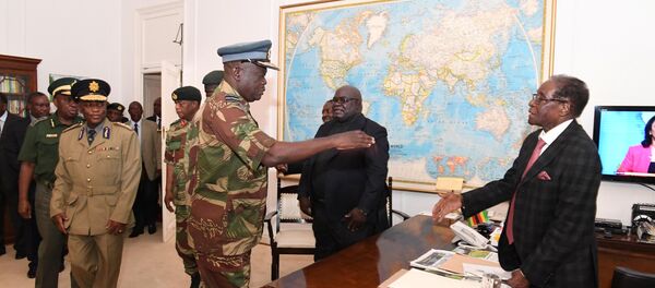 Predsednik Zimbabvea Robert Mugabe sastaje se sa vojnim zvaničnicima u Harareu Predsednik Zimbabvea Robert Mugabe sastaje se sa vojnim zvaničnicima u Harareu - Sputnik Srbija