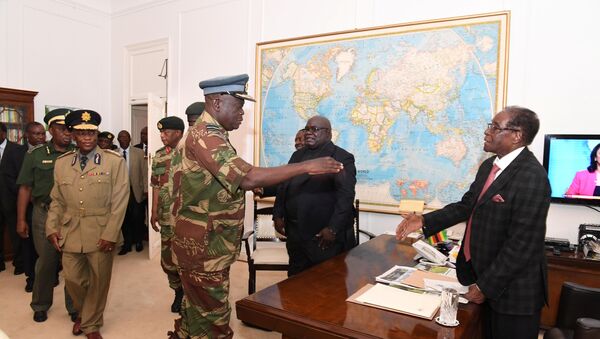 Predsednik Zimbabvea Robert Mugabe sastaje se sa vojnim zvaničnicima u Harareu - Sputnik Srbija