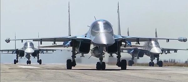 Avioni Su-34 poleću sa aerodroma Hmejmim u Siriji - Sputnik Srbija