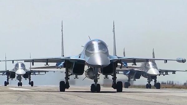 Avioni Su-34 poleću sa aerodroma Hmejmim u Siriji - Sputnik Srbija