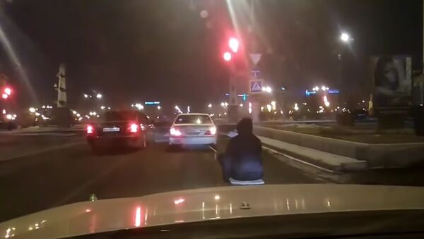 Vožnja na sankama privezanim za automobil kroz ruski grad Čita. - Sputnik Srbija