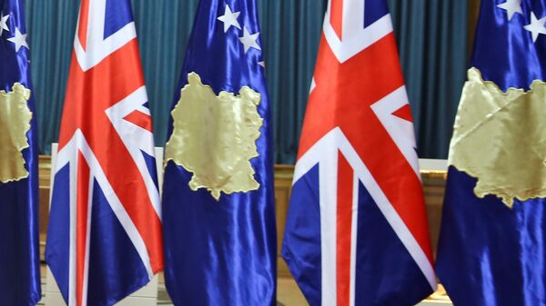 Zastave Velike Britanije i tzv. države Kosovo - Sputnik Srbija